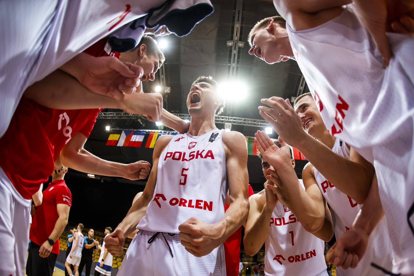 Polscy koszykarze cieszący się po meczu Eurobasket U20 w Gdyni (fot. Tomasz Sokołowski)