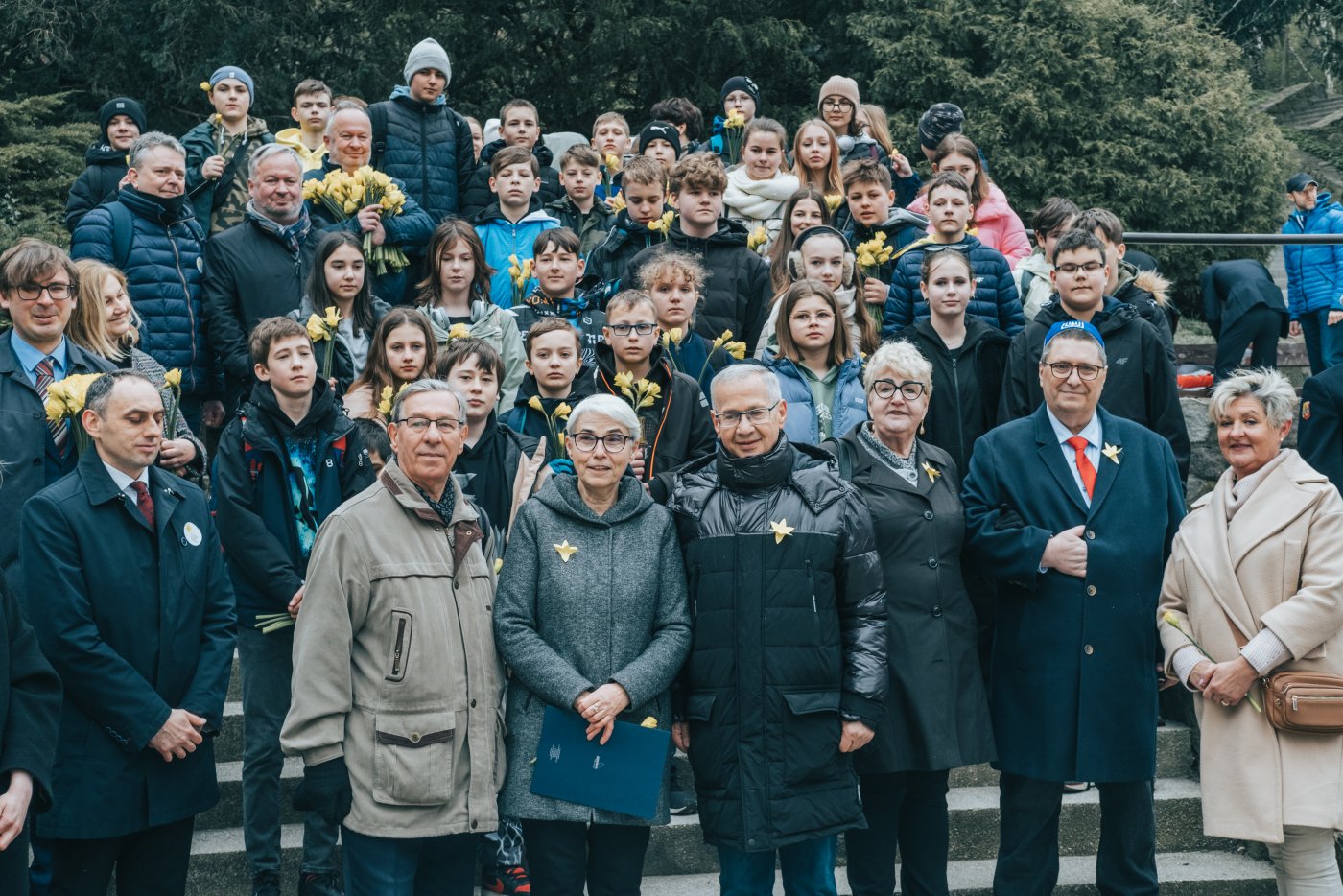 Uczestnicy akcji pod tablicą pamiątkową.