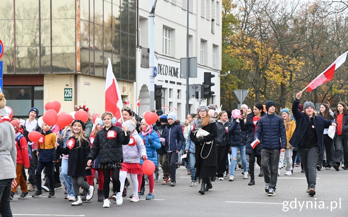 Dzieci i nauczyciele podczas Orłowskiej Parady Niepodległości  (fot. Magdalena Śliżewska)