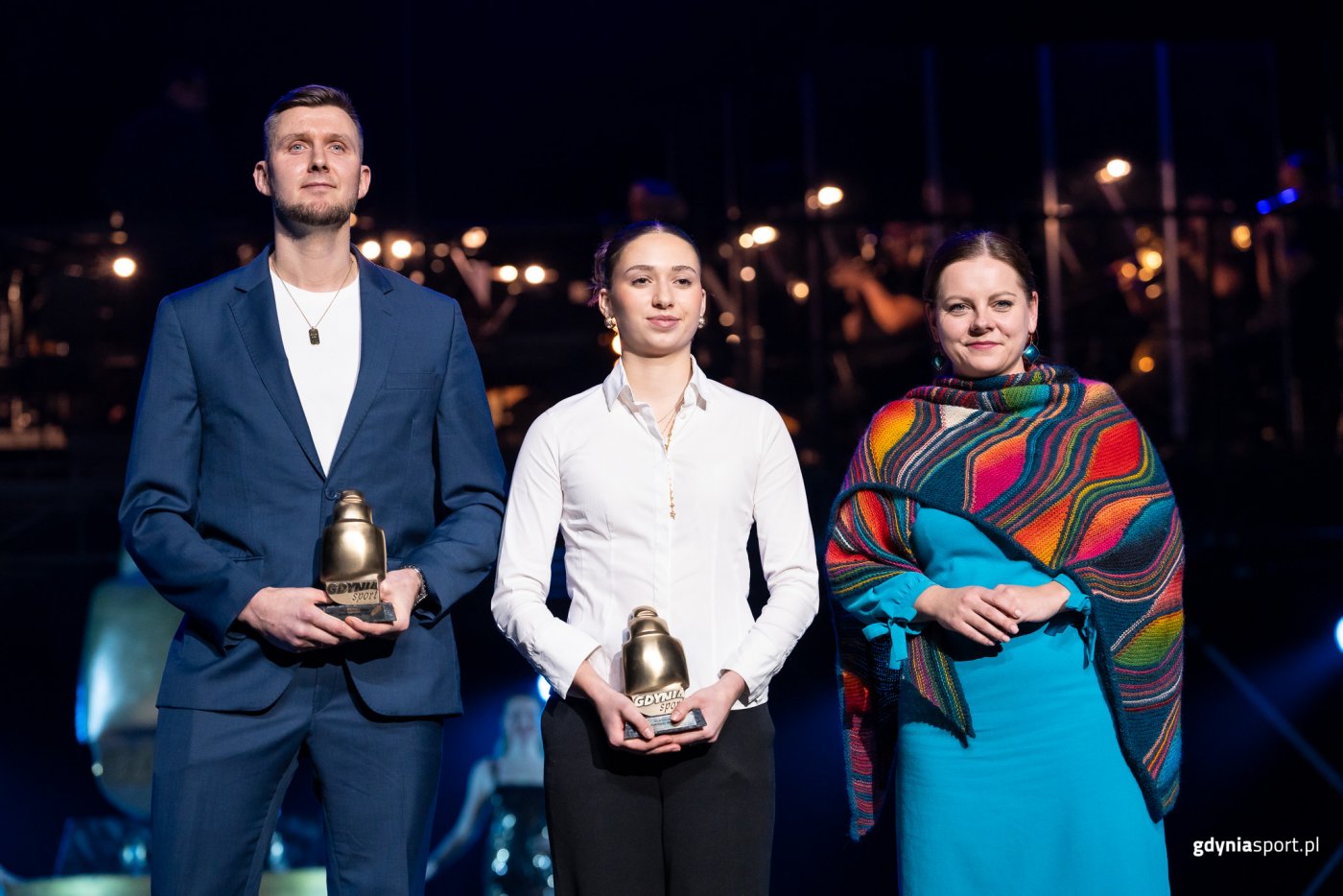 Na zdjęciu od lewej: Sportowcy Roku 2024 Przemysław Zamojski i Alicja Tutkowska oraz Aleksandra Kosiorek prezydent Gdyni // fot. Dawid Linkowski