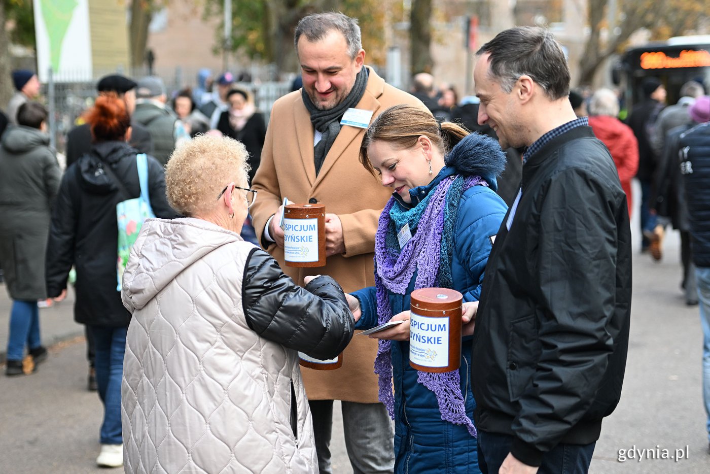 Prezydent Gdyni Aleksandra Kosiorek, wiceprezydent Tomasz Augustyniak oraz radny Dawid Biernacik podczas tradycyjnej kwesty na Cmentarzu Witomińskim (fot. Michał Puszczewicz)