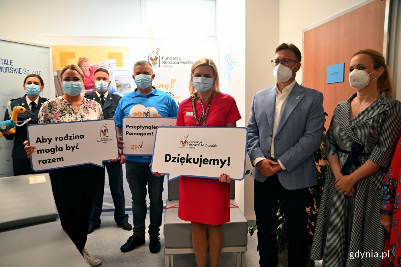 Od prawej: Jolanta Sobierańska-Grenda - prezes zarządu Szpitali Pomorskich, Arkadiusz Jakubowski, przedstawiciel Fundacji Ronalda McDonalda, dr Monika Piślewska-Mędrzycka, ordynator Oddziału Pediatrycznego Szpitala św. Wincentego a Paulo w Gdyni, Piotr Biankowski - pływak ekstremalny oraz Aleksandra Kabelis - pływaczka podczas uroczystego przekazania łóżek dla rodziców małych pacjentów Szpitali Pomorskich // fot. Magdalena Czernek