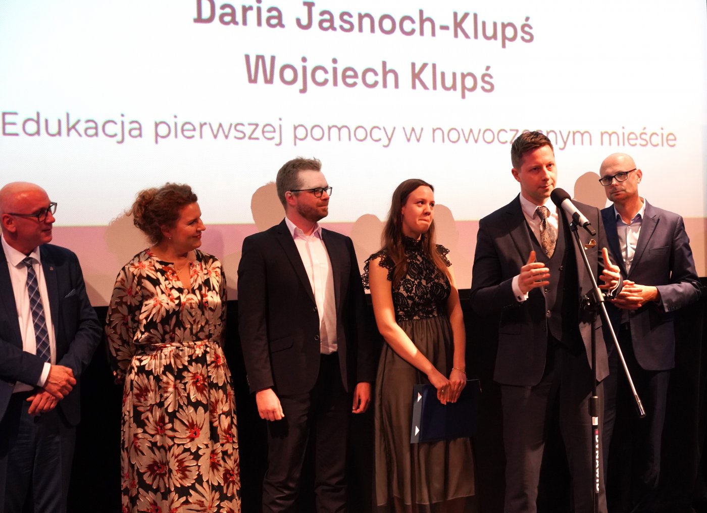 Rafał Głombiowski, Daria Jasnoch-Klupś i Wojciech Klupś, zwycięzcy w kategorii Idea wraz z wiceprezydentem Bartłomiejem Austenem i członkami jury // fot. Aneta Marczak