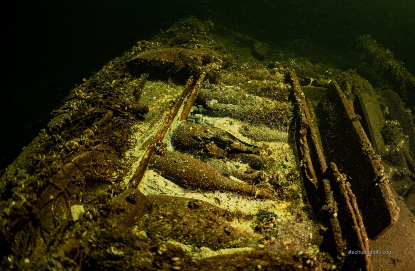 Widzieliśmy ponad 100 butelek szampana oraz kosze z woda mineralną w glinianych butelkach (fot. Stachuraphoto.com)