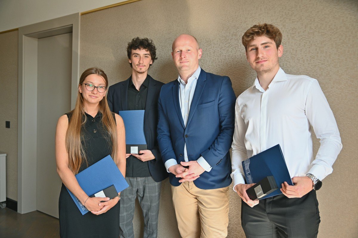 Od lewej: Joanna Pedryc, Kacper Hnatyszyn, wiceprezydent Bartosz Bartoszewicz oraz Jakub Hanek podczas spotkania w Urzędzie Miasta Gdyni // fot. Magdalena Czernek