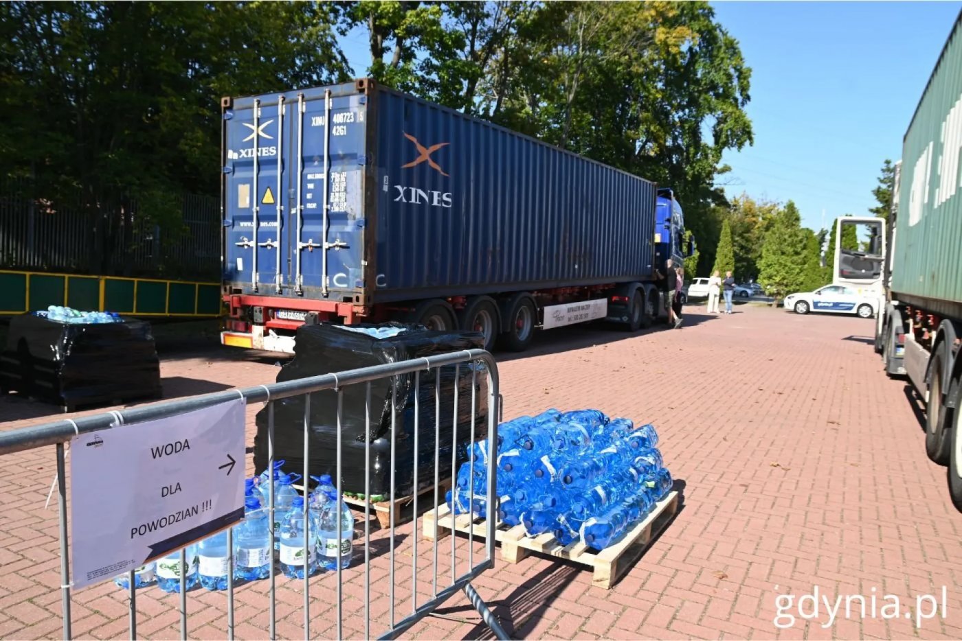 Transport z darami dla powodzian z południowej Polski na parkingu Gdyńskiego Centrum Sportu (fot. gdynia.pl)