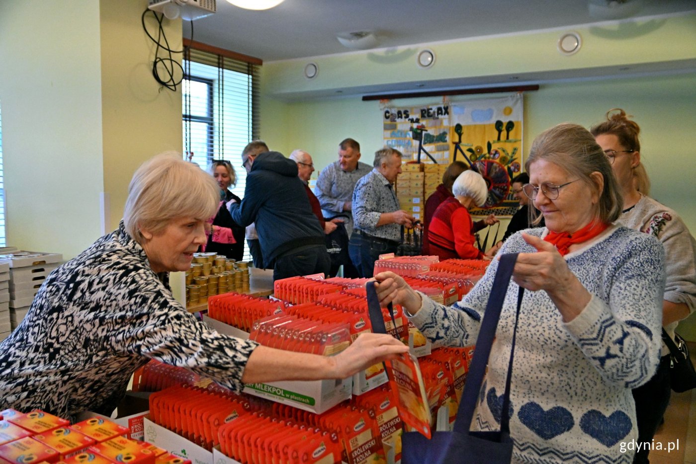 Pakowanie świątecznych paczek dla samotnych i potrzebujących zorganizowano w Centrum Aktywności Seniora (fot. Magdalena Czernek)