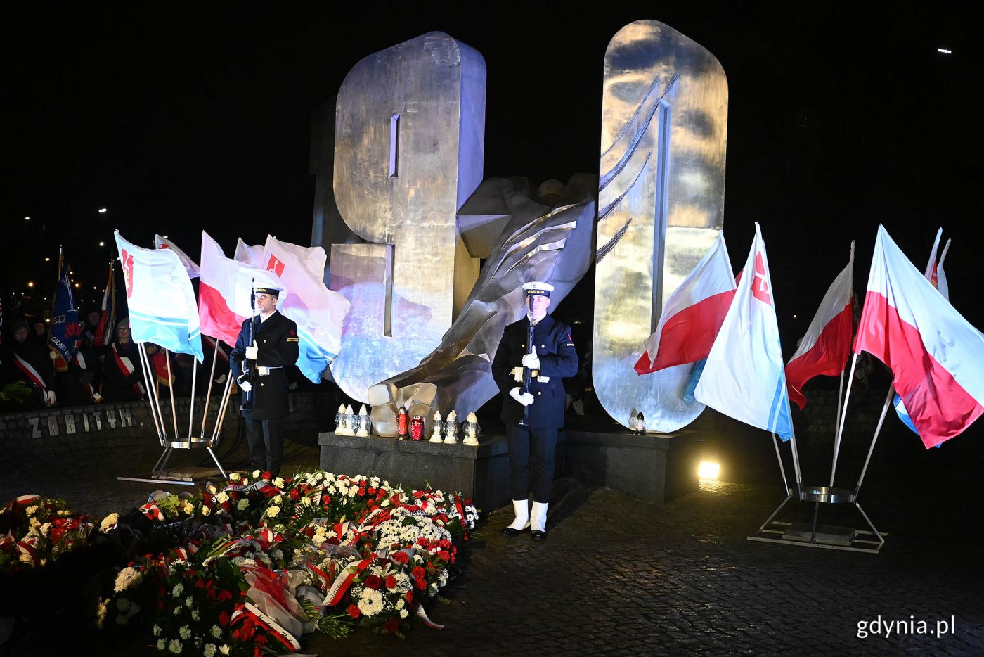 Uroczystości rozpoczną się o godzinie 6:00 przed pomnikiem Ofiar Grudnia '70    (fot. M. Puszczewicz)