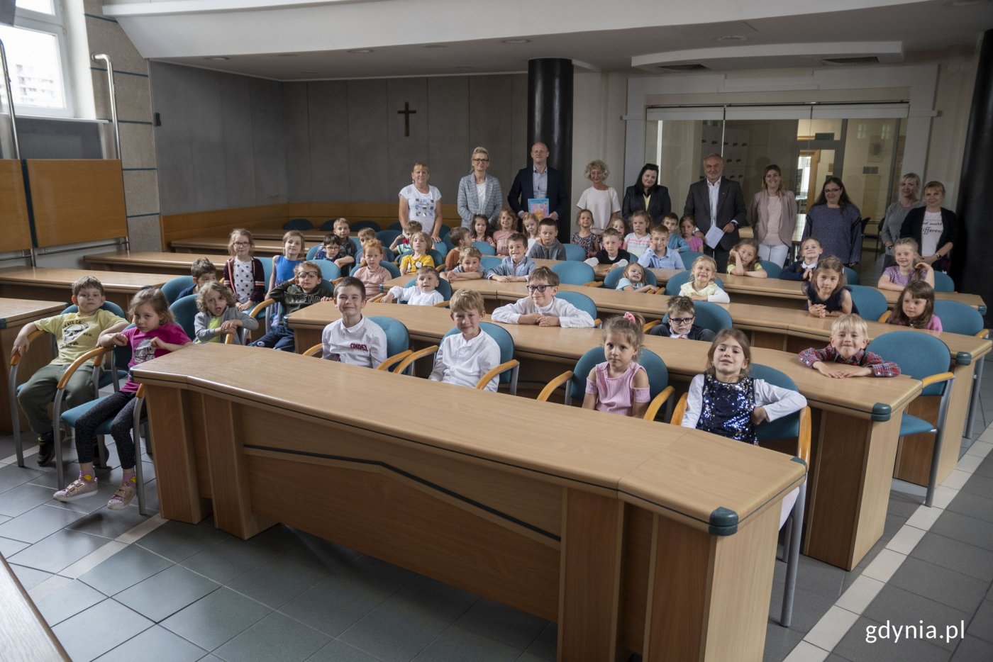 Dzieci i nauczycielki z trzech gdyńskich przedszkoli podczas spotkania z prezydentem Wojciechem Szczurkiem i wiceprezydentem Bartoszem Bartoszewiczem // fot. Sławomir Okoń