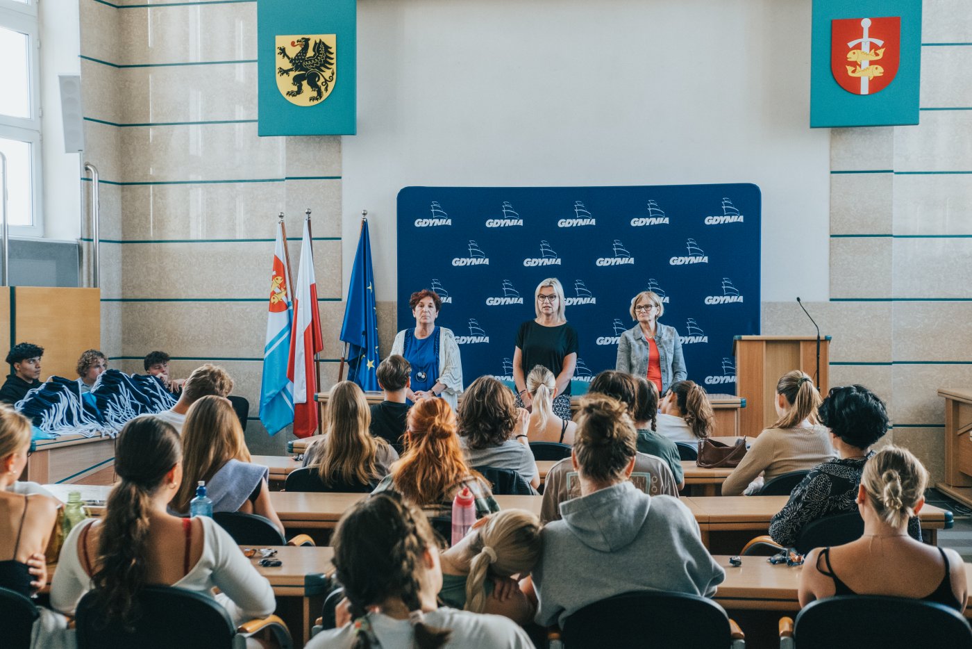 uczniowie w sali konferencyjnej