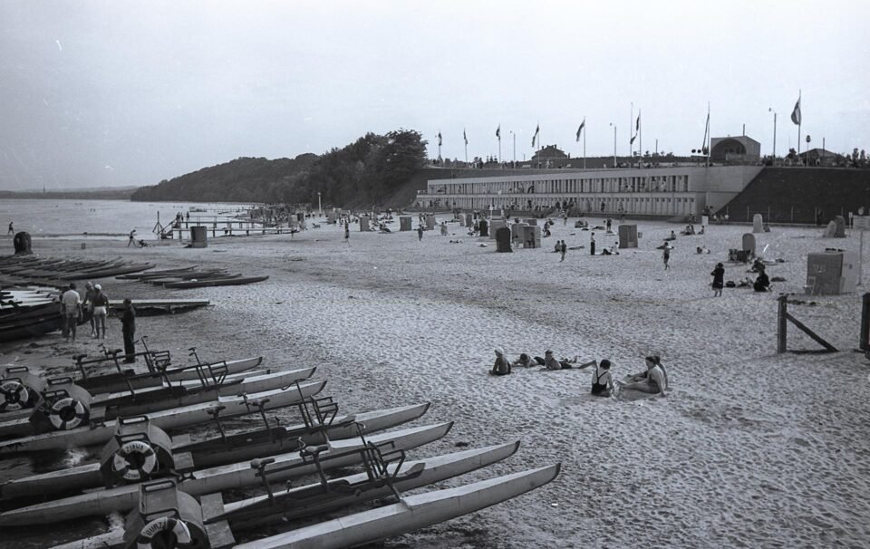 na zdjęciu plaża i kajaki