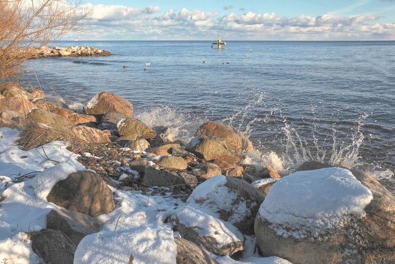 na zdjęciu ośnieżona plaża i kamienie