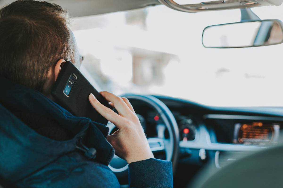 Trzymanie telefonu podczas prowadzenia samochodu to jedna z rzeczy, na które policjanci będą zwracać szczególną uwagę (fot. unsplash.com)