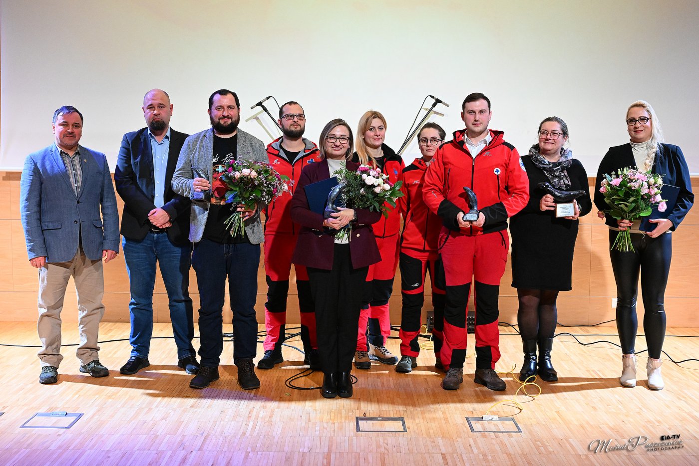 Na zdjęciu: laureaci Srebrnego Śledzia i Wieloryba Pozarządowego (fot. Michał Puszczewicz)