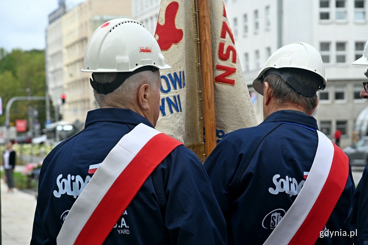 Poczet sztandarowy NSZZ „Solidarność” Stoczni Nauta przed pomnikiem Ofiar Grudnia 1970 podczas uroczystości upamiętniających wydarzenia Sierpnia '80 (zdjęcie archiwalne) (fot. Magdalena Czernek)