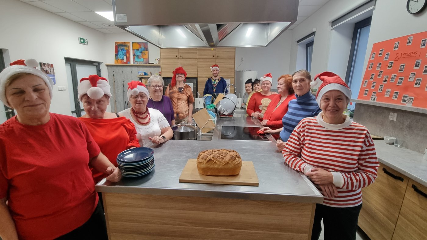 Sąsiedzi z Chyloni wspólnie przygotowują się do świąt w kuchni Domu Sąsiedzkiego w Przystani Opata Hackiego 33 // fot. LIS