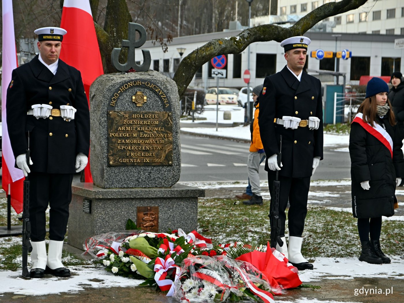 Posterunek honorowy przy pomniku Armii Krajowej na skwerze Kościuszki podczas uroczystości z okazji 83. rocznicy utworzenia Armii Krajowej (fot. Magdalena Czernek)