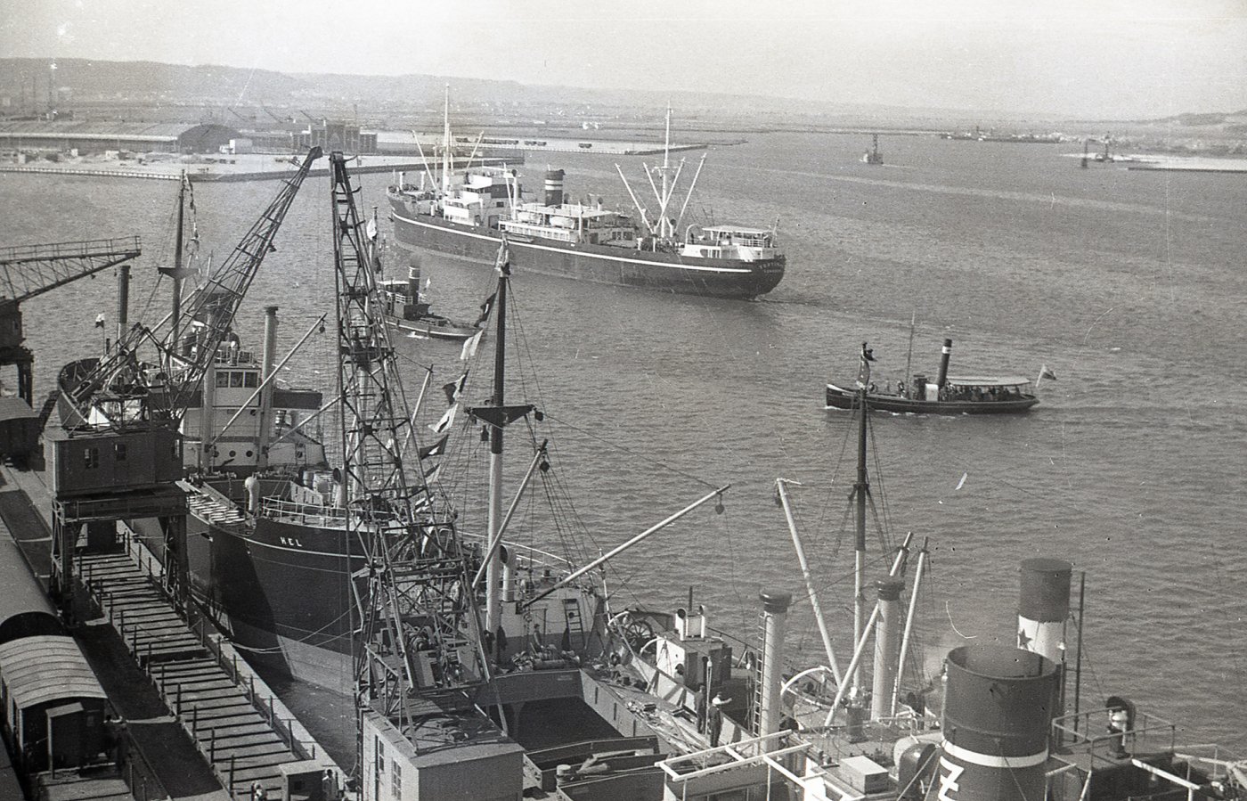 Negatyw celuloidowy  czarno-biały przedstawia panoramę portu wewnętrznego. Zdjęcie z roku 1938. (fot. Muzeum Miasta Gdyni, Henryk Poddębski \ gdyniawsieci.pl)