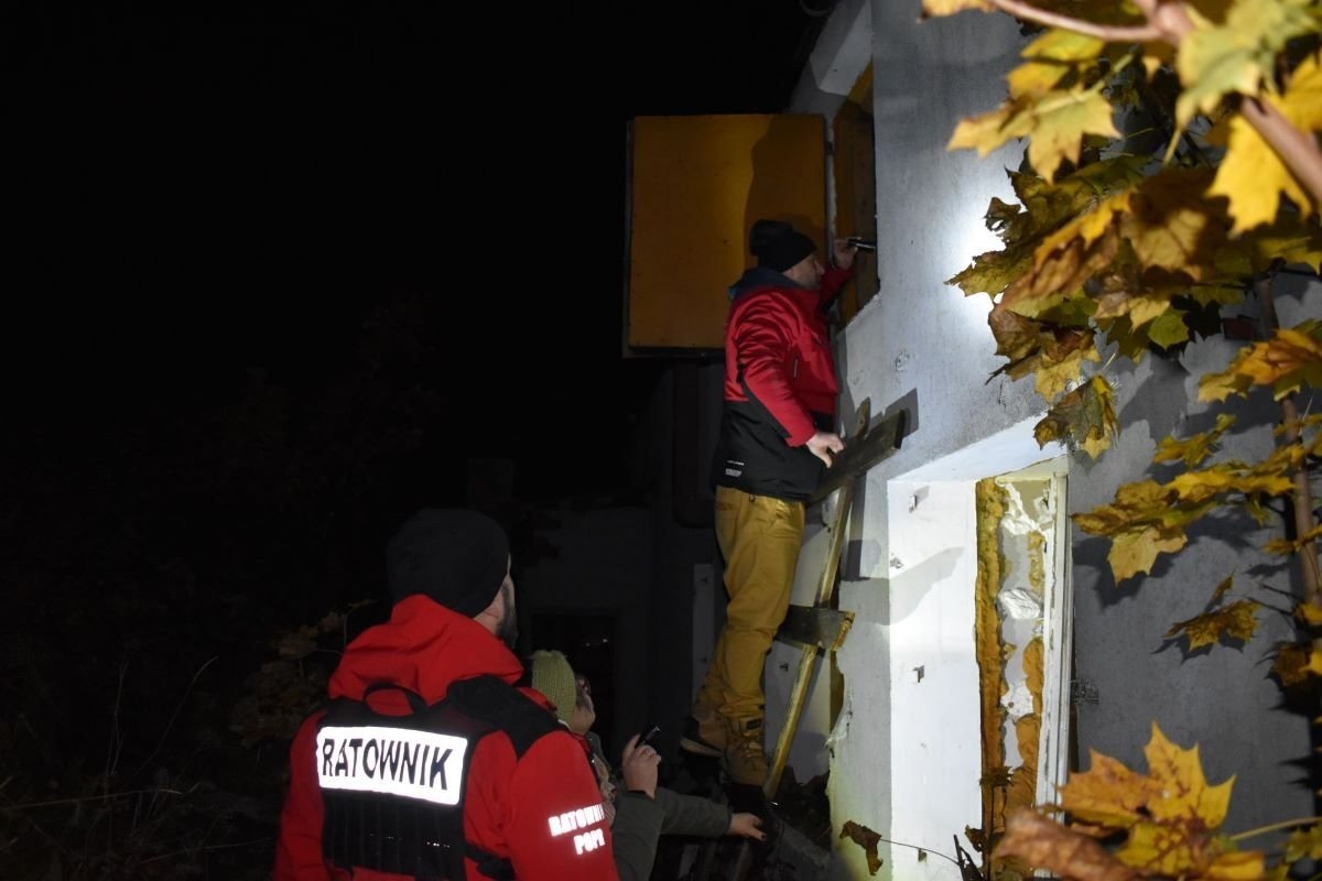 W poszukiwaniu osób w kryzysie bezdomności regularnie przeszukiwane są pustostany i miejsca niemieszkalne na terenie Gdyni (fot. MOPS w Gdyni)