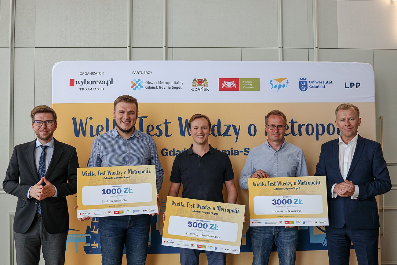 Laureaci i organizatorzy III Wielkiego Testu Wiedzy o Metropolii, od lewej: Michał Glaser, prezes Zarządu OMGGS; Paweł Kowalewski, Kajetan Lewandowski, Wiktor Morawski, Grzegorz Kubicki, redaktor naczelny Gazety Wyborczej Trójmiasto. Źródło: OMGGS