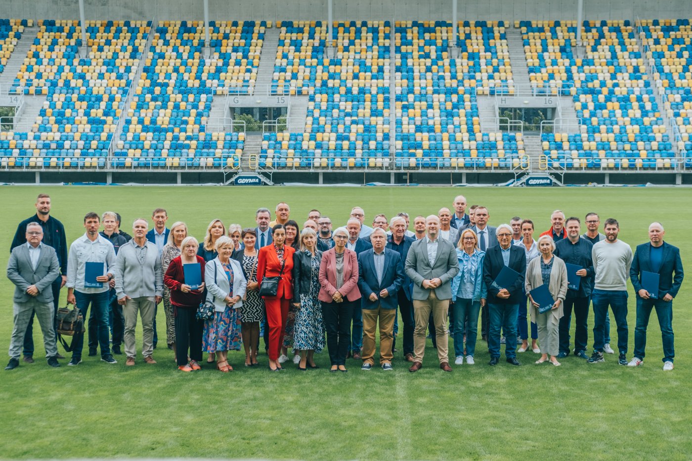 Przedstawiciele klubów sportowych i dyrektorzy w towarzystwie wiceprezydenta Bartosza Bartoszewicza // fot. Filip Śmigielski