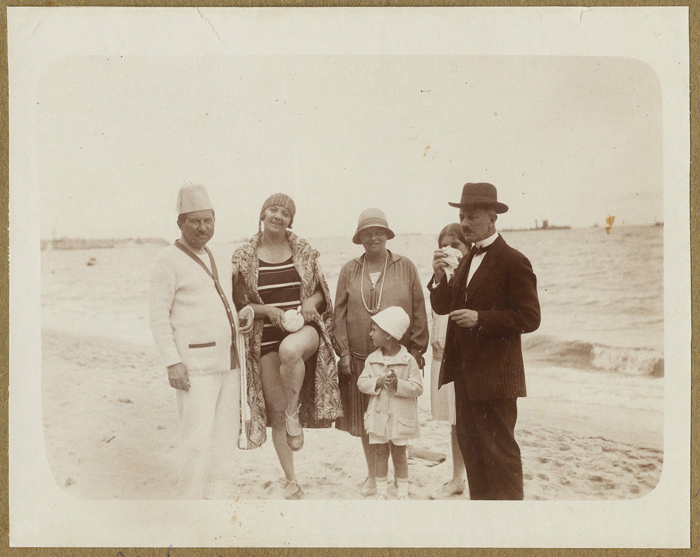 Tadeusz Wenda z rodziną na gdyńskiej plaży latem 1928 r. (fot. ze zbiorów MMG_AC_F_73_1-7)