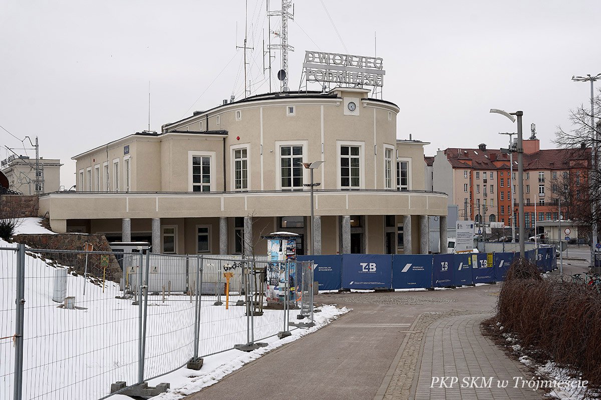 Na zdjęciu Dworzec Podmiejski SKM Gdynia Główna. Wartość projektu to ponad 62 mln zł brutto. Pierwsi pasażerowie do wyremontowanego budynku dworca powinni wejść późną wiosną. (fot. Mirosław Pieślak) 