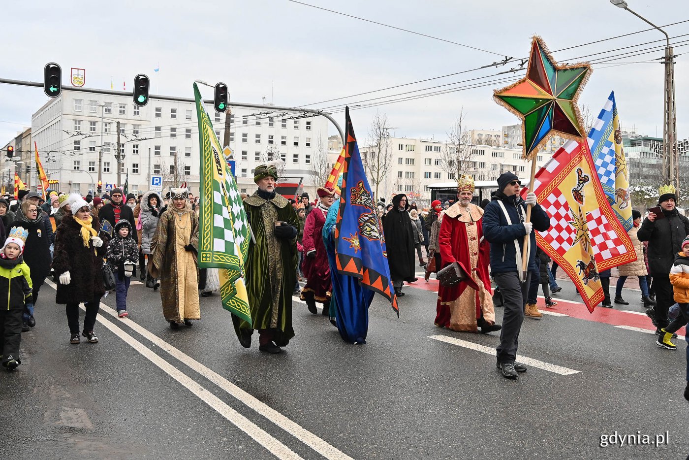 Barwny Orszak Trzech Króli na ulicach Gdyni – wspólne świętowanie Objawienia Pańskiego (fot. M. Puszczewicz)