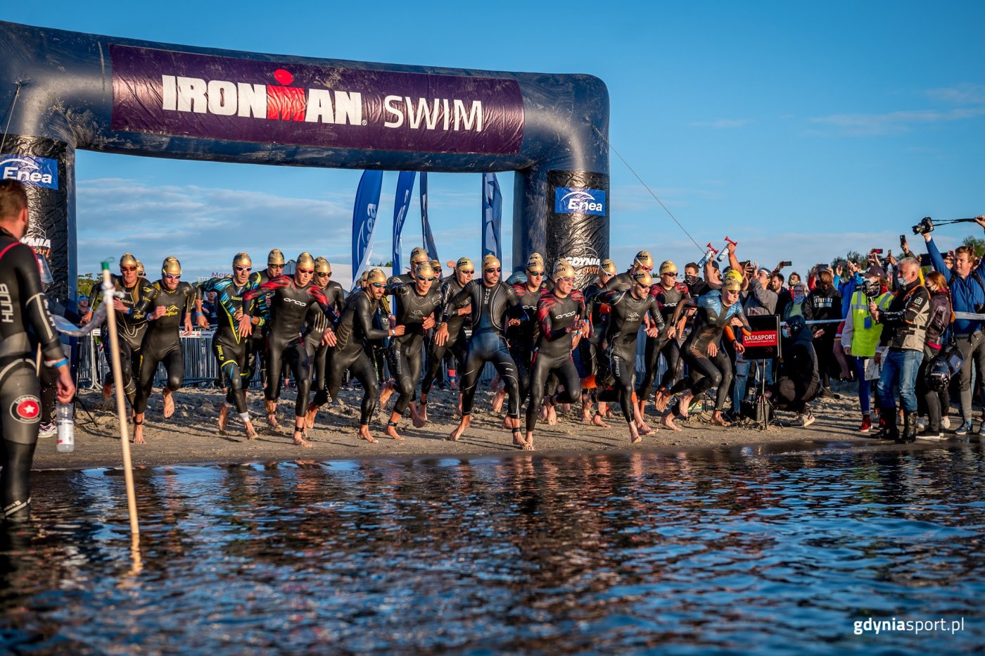 zawodnicy rozpoczynający rywalizację w Ironman Gdynia