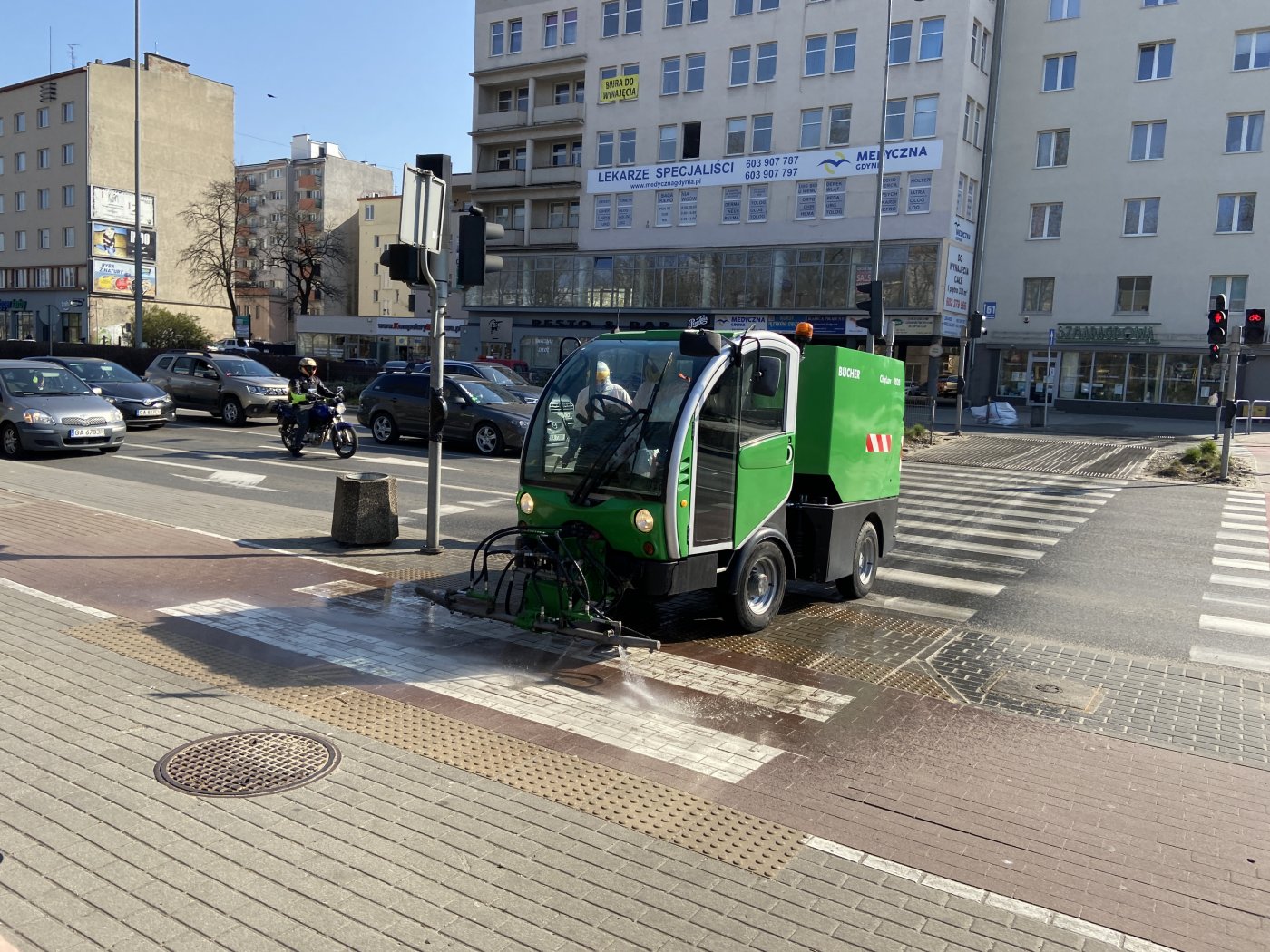 Polewaczka dezynfekuje przejście dla pieszych przy ul. Władysława IV // fot. ZDIZ