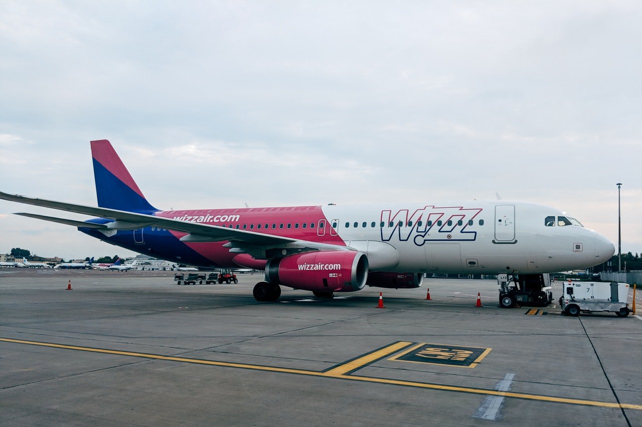 Płyta lotniska w Kijowie. Na płycie stoi samolot pasażerski z logo WizzAir