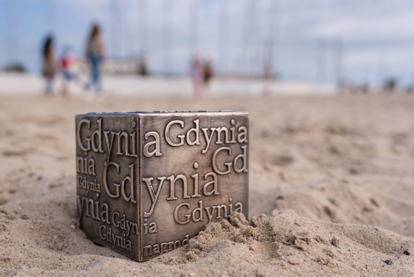 Kostka literacka, symbol konkursu Nagroda Literacka Gdynia, leżąca na piasku na plaży