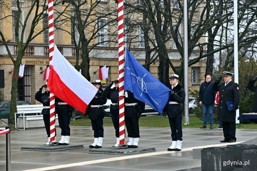 Flagi Polski i NATO przygotowane do wciągnięcia na maszty (fot. archiwum Magdalena Czernek)