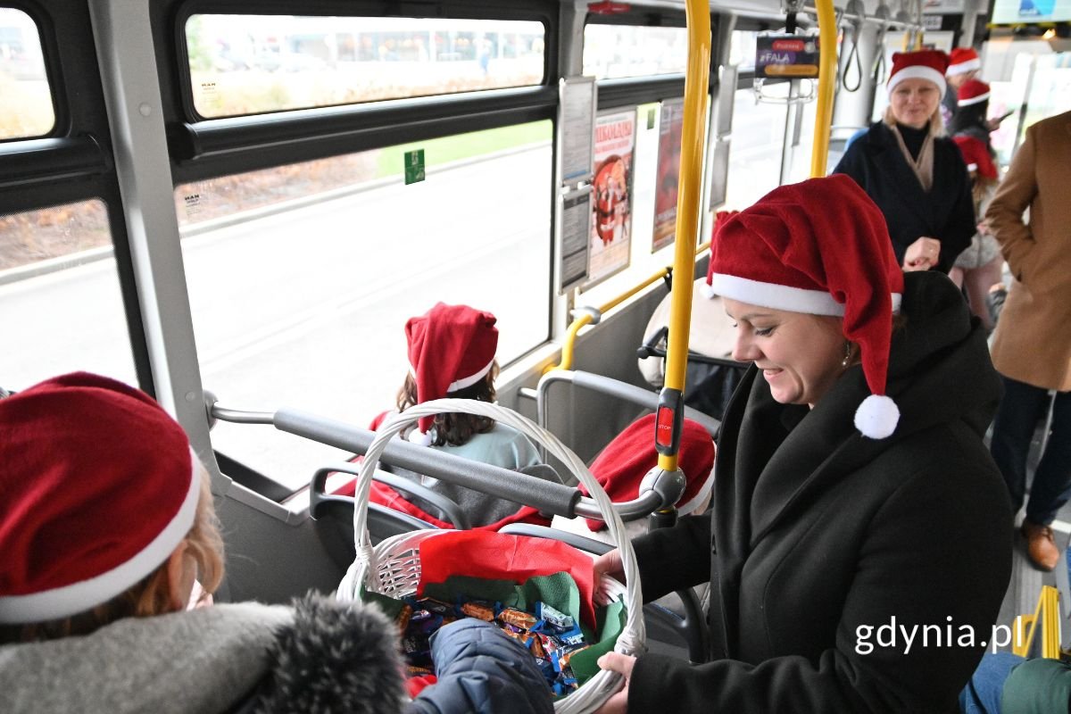 Autobus św. Mikołaja wyjedzie na ulice Gdyni 6 grudnia. Zaprosił do niego Aleksandrę Kosiorek, prezydent miasta    (fot. J. Winiewski)