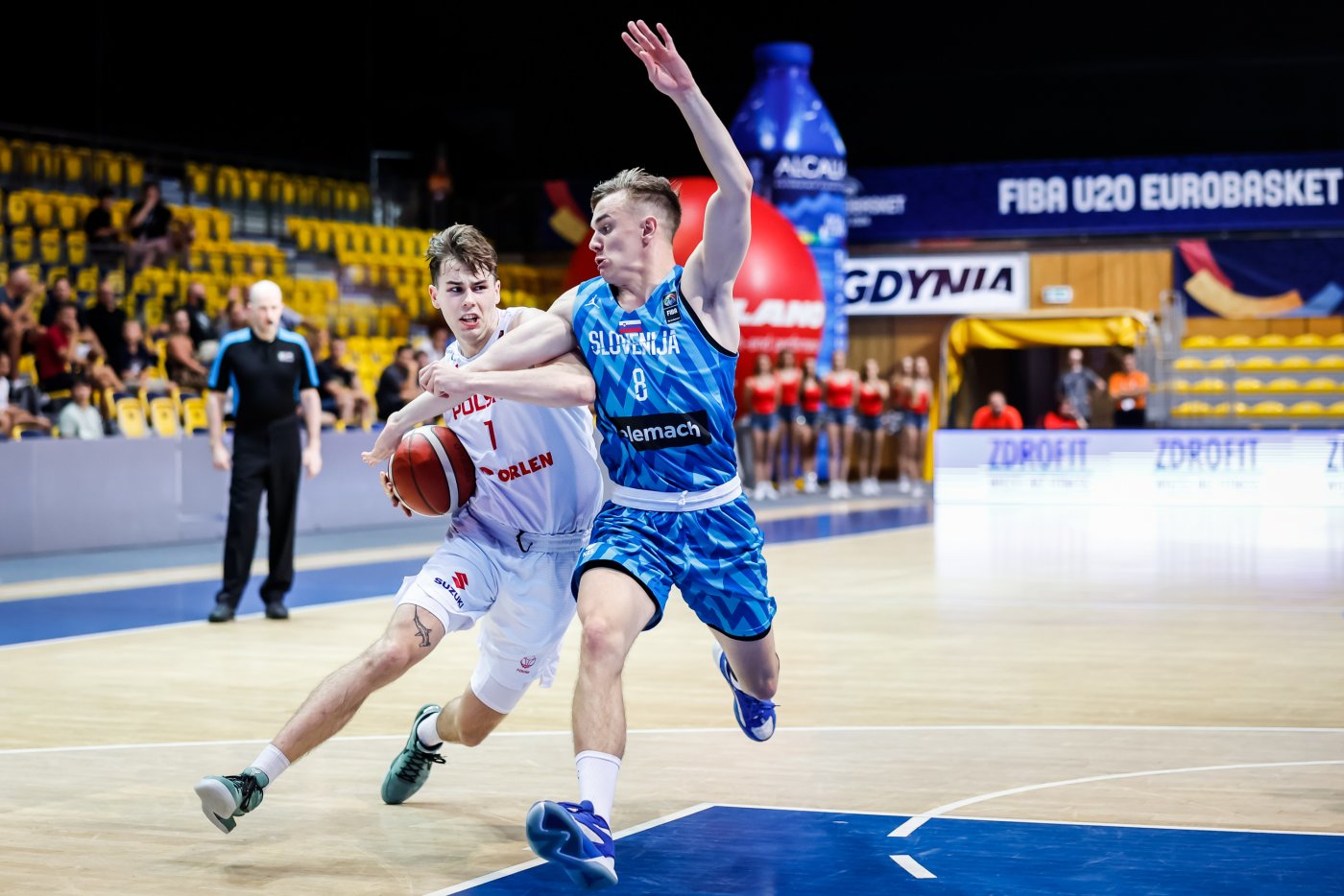 Akcja pod koszem podczas meczu EuroBasketu U20 w Gdyni (fot. Wojciech Figurski/400mm.pl)