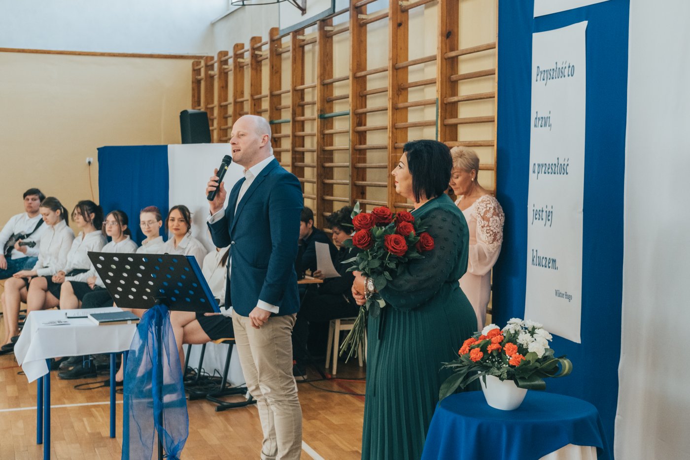 Życzenia z okazji XX-lecia istnienia Technikum Transportowego składają Bartosz Bartoszewicz, wiceprezydent Gdyni ds. jakości życia oraz Agnieszka Kamińska-Klimczyk, zastępca naczelnika Wydziału Edukacji UM Gdyni // fot. F. Śmigielski 