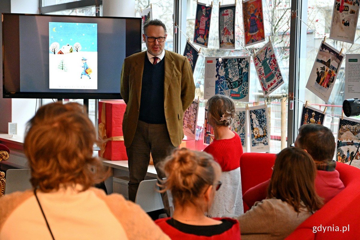 prof. Jacek Friedrich podczas wykładu na temat pocztówek bożonarodzeniowych z okresu PRL-u, który odbył się w Bibliotece Śródmieście // fot. Magdalena Czernek