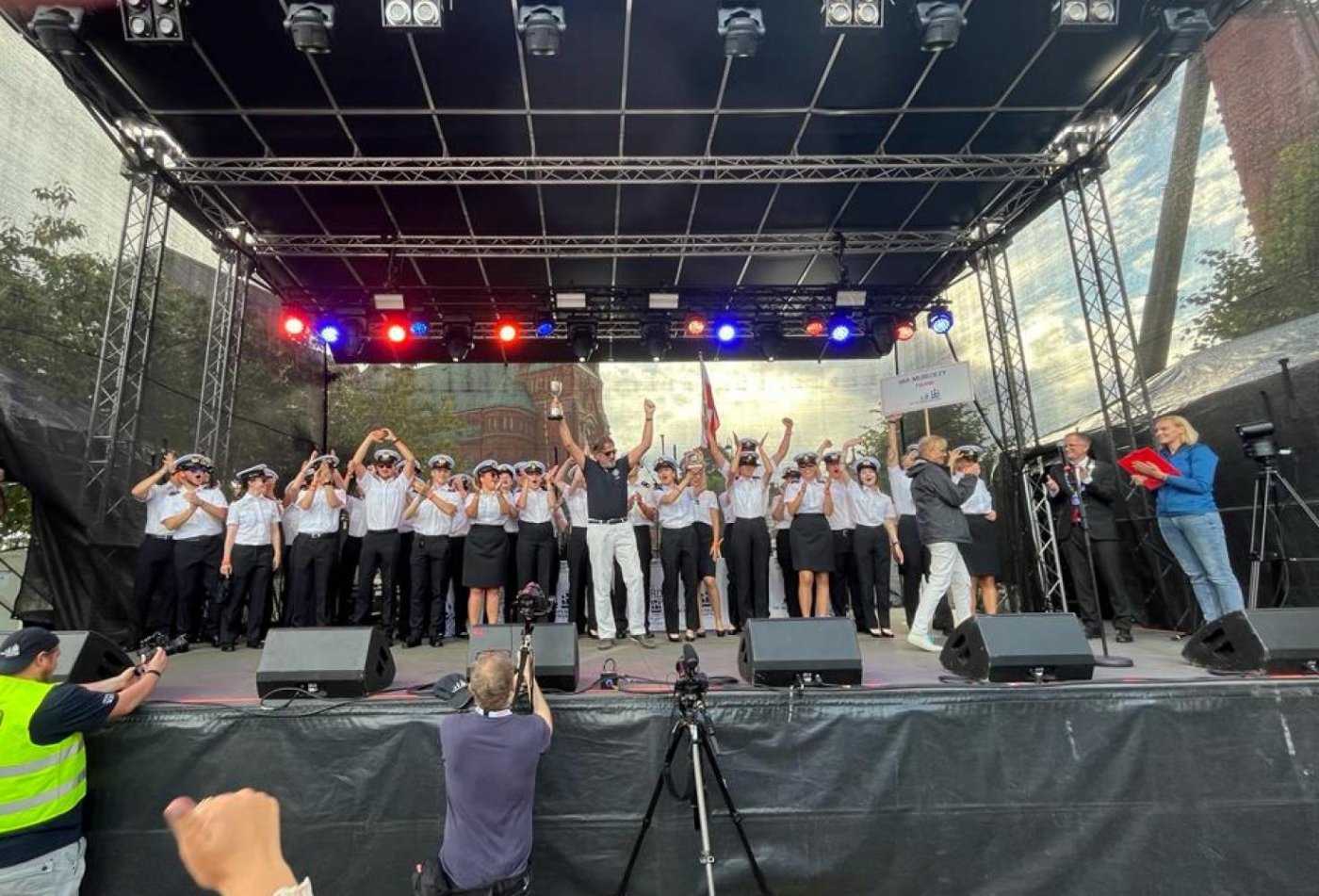 Załoga Daru Młodzieży (na zdjęciu, na scenie) odebrała w norweskim Arendal nagrody za wysokie miejsca w tegorocznym The Tall Ships Races, fot. mat. prasowe Uniwersytetu Morskiego w Gdyni