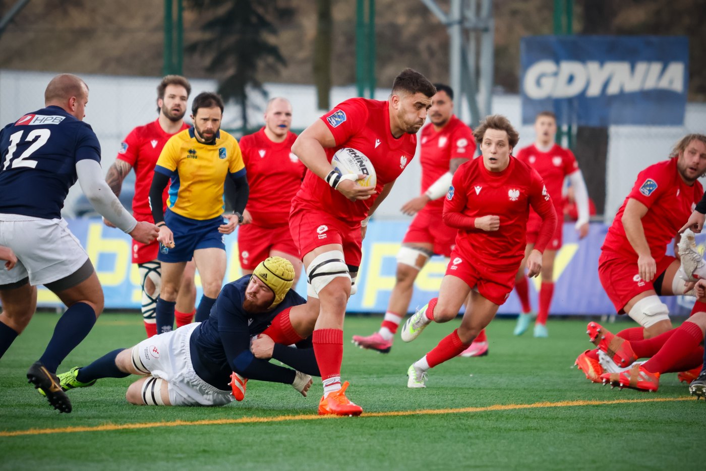 zawodnicy w trakcie akcji w rugby - polacy i chorwaci