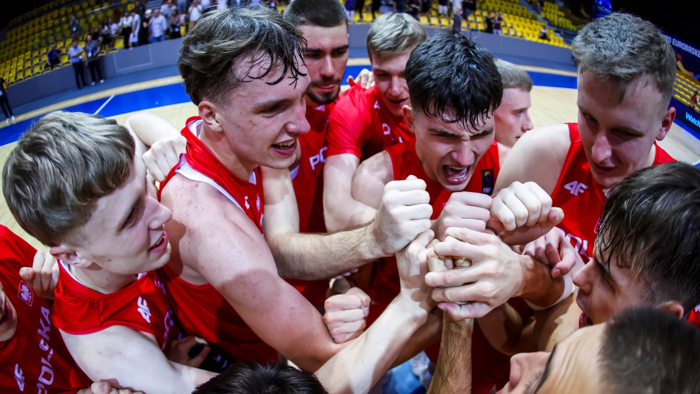 Reprezentacja polskich koszykarzy U20 ciesząca się po wygranym meczu z Włochami (fot. Tomasz Sokołowski/400mm.pl)