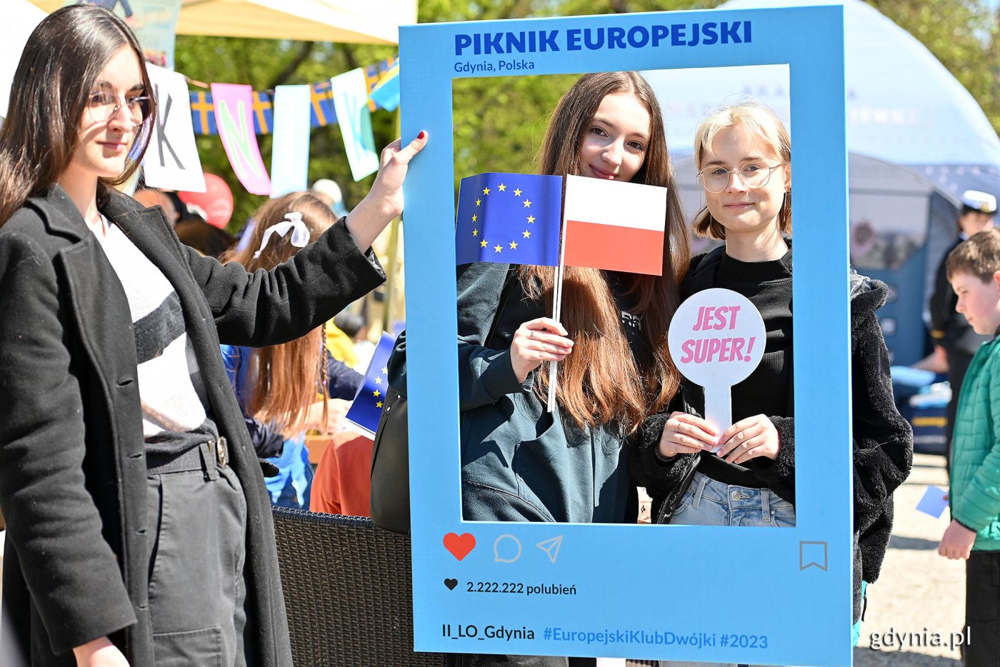 Gdynianie zgromadzeni na Pikniku Europejskim uczcili obchodzony 9 maja Dzień Europy. Fot. Michał Puszczewicz