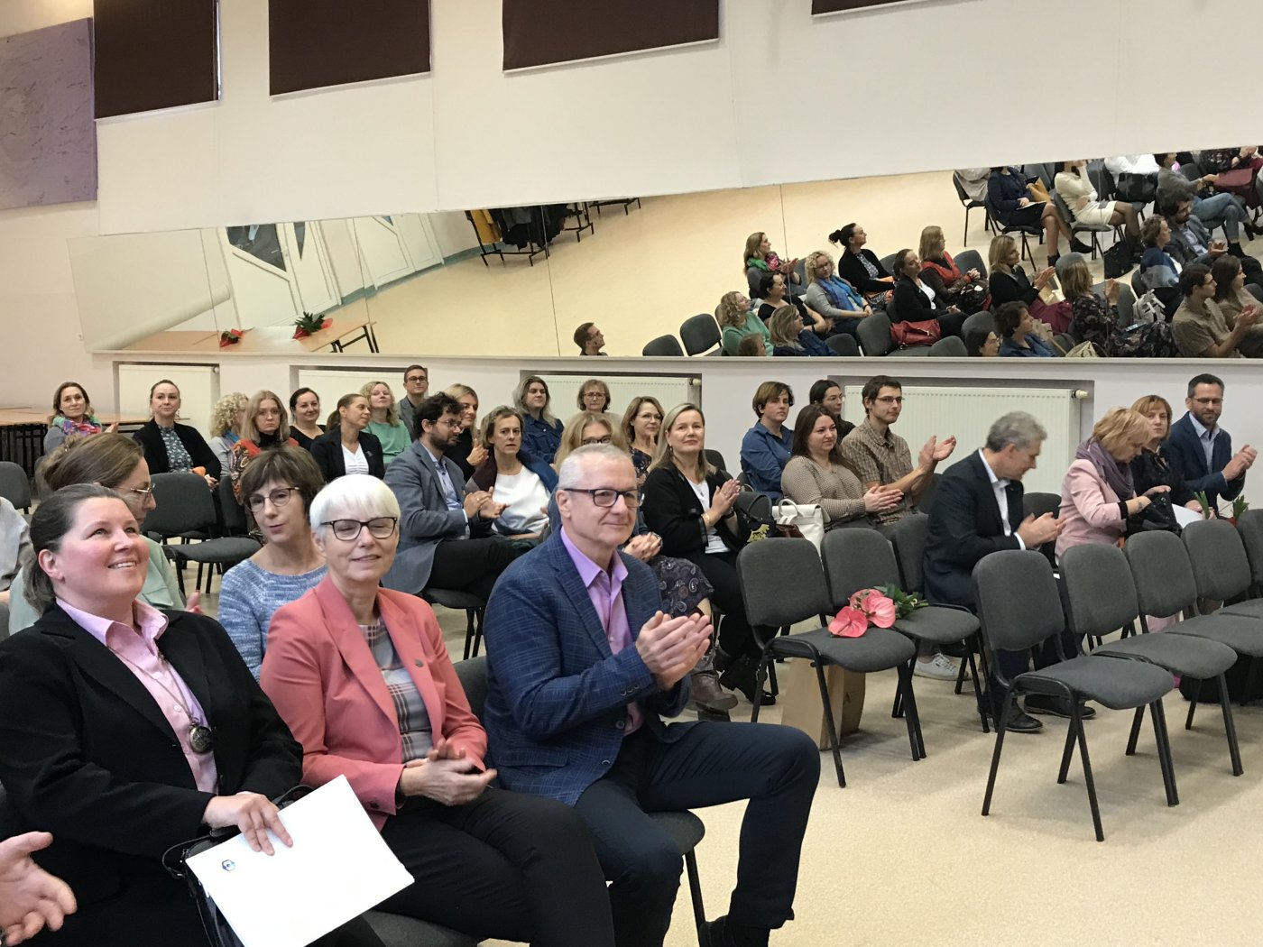 Nauczyciele na widowni podczas konferencji