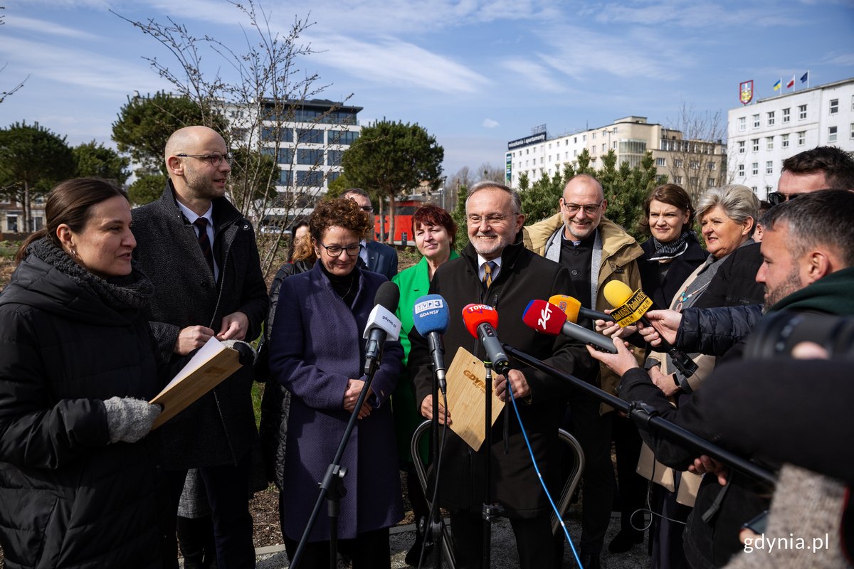 Briefing prasowy dotyczący problemu dzików w miastach. Od lewej stoją m.in. Agata Grzegorczyk, rzeczniczka prasowa Urzędu Miasta Gdyni, Piotr Kryszewski, zastępca prezydenta Gdańska ds. usług komunalnych, Magdalena Czarzyńska-Jachim - p.o. prezydenta Sopotu, Wojciech Szczurek - prezydent Gdyni, a także wiceprezydenci Gdyni - Michał Guć i Katarzyna Gruszecka-Spychała oraz radna Elżbieta Raczyńska. Fot. Przemysław Kozłowski