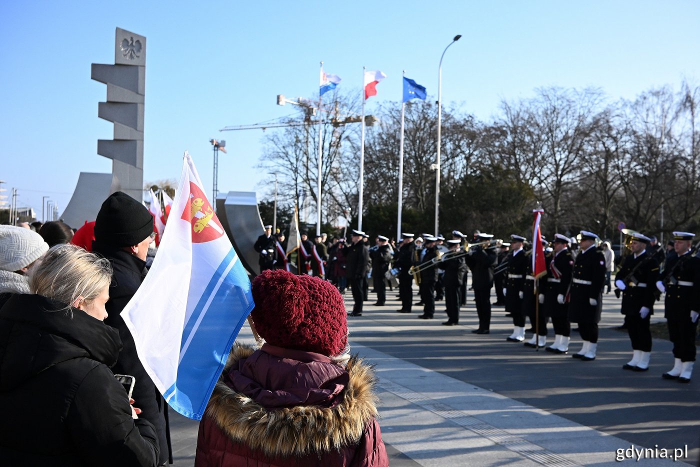 Oficjalne uroczystości z okazji 99. rocznicy nadania Gdyni praw miejskich pod pomnikiem Polski Morskiej (fot. Michał Puszczewicz)