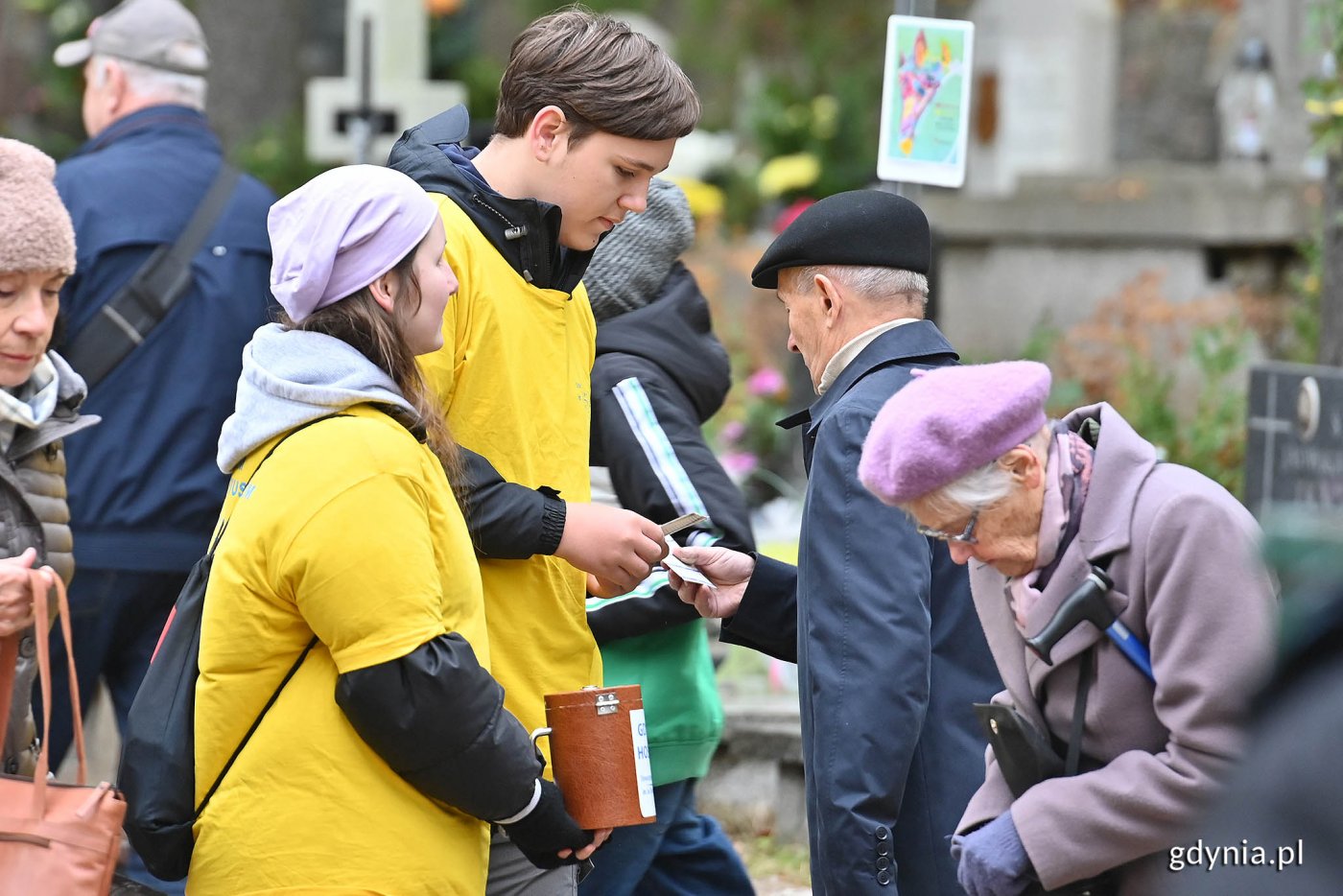 Wolontariusze kwestujący na Cmentarzu Witomińskim. Zdjęcie archiwalne z listopada 2023 roku (fot. Michał Puszczewicz)