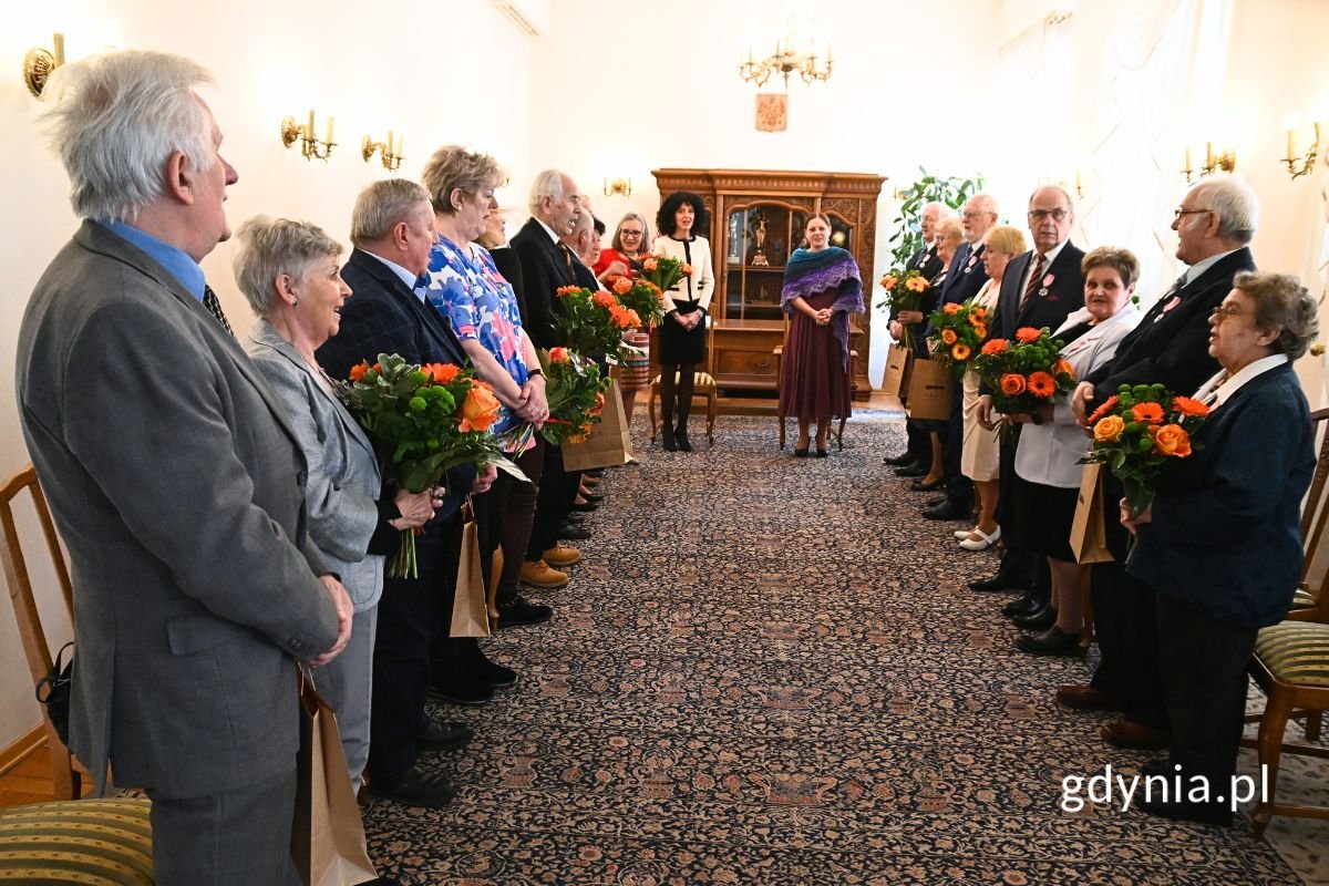 Prezydent Gdyni Aleksandra Kosiorek wręczyła Medale za Długoletnie Pożycie Małżeńskie (fot. Jakub Winiewski)