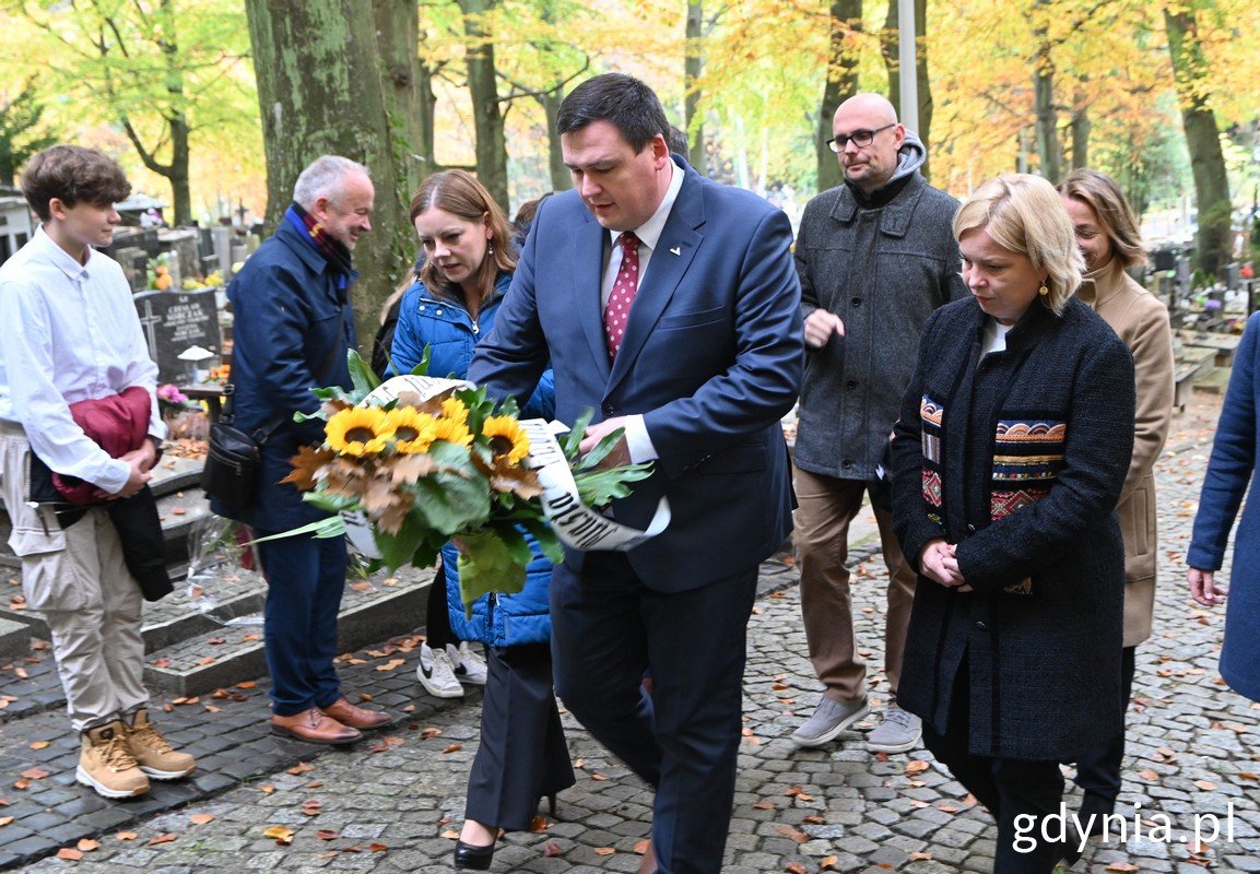 Kwiaty na grobie Franciszki Cegielskiej złożyli: prezydent  Aleksandra Kosiorek, wiceprezydenci: Oktawia Gorzeńska, Bartłomiej Austen i Tomasz Augustyniak, sekretarz miasta Łukasz Kobus, radne Larysa Kramin i Emilia Rogała, Krzysztof Jankowski, dyrektor Zespołu Szkolno-Przedszkolnego nr 3 wraz z uczniami (fot. Magdalena Śliżewska)