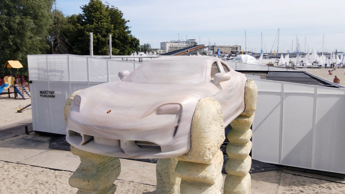 Wystawa „In the shell” na plaży miejskiej #wGdyni powstała w ramach festiwalu Gdynia Design Days 2023, który odbywa się w dniach 1-9 lipca.