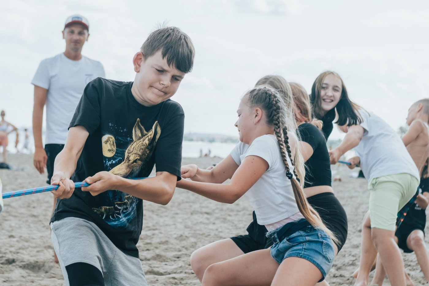 Dzieci na plaży przeciągają linę