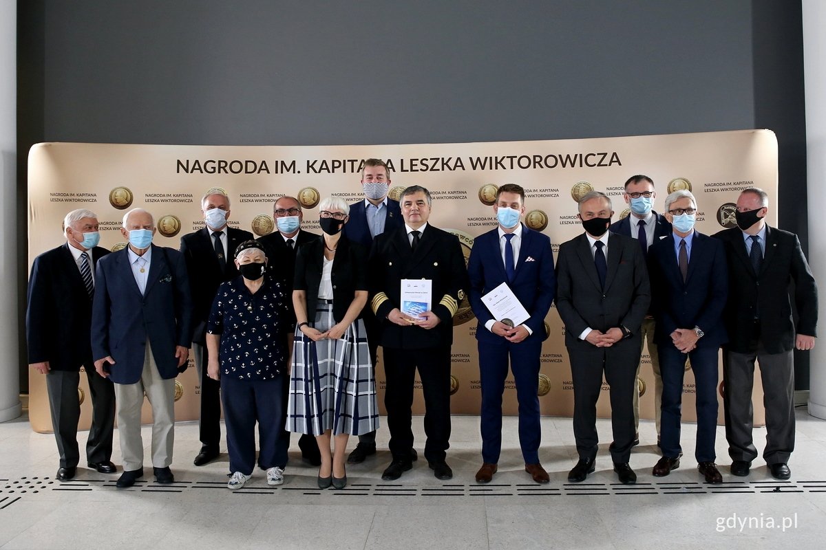 Laureaci Nagrody im. Kapitana Leszka Wiktorowicza (w środku) wraz z prezydentem Gdyni Wojciechem Szczurkiem (czwarty od prawej) oraz członkami kapituły i prowadzącymi galę // fot. Przemysław Kozłowski